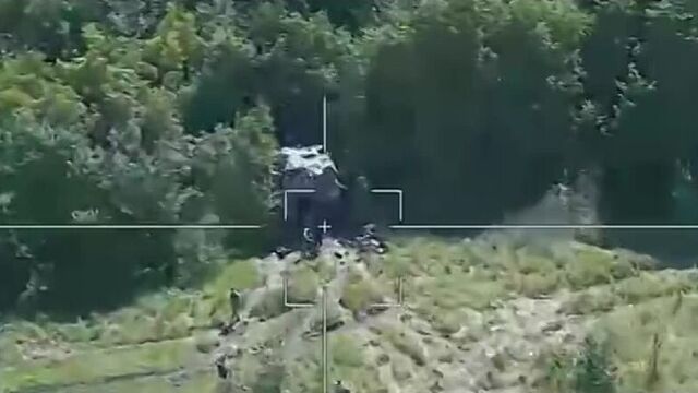 Eines der wahrscheinlich effektvollsten videos über den einsatz der "lanzett" drohne. eine polnische haubitze auf selbstfahrlafe