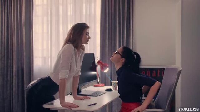 Straplessdildo - mia, merry pie